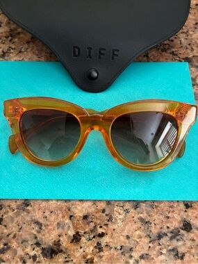 Diff Eyewear Amber Cat Eye Sunglasses with Gradient Lenses